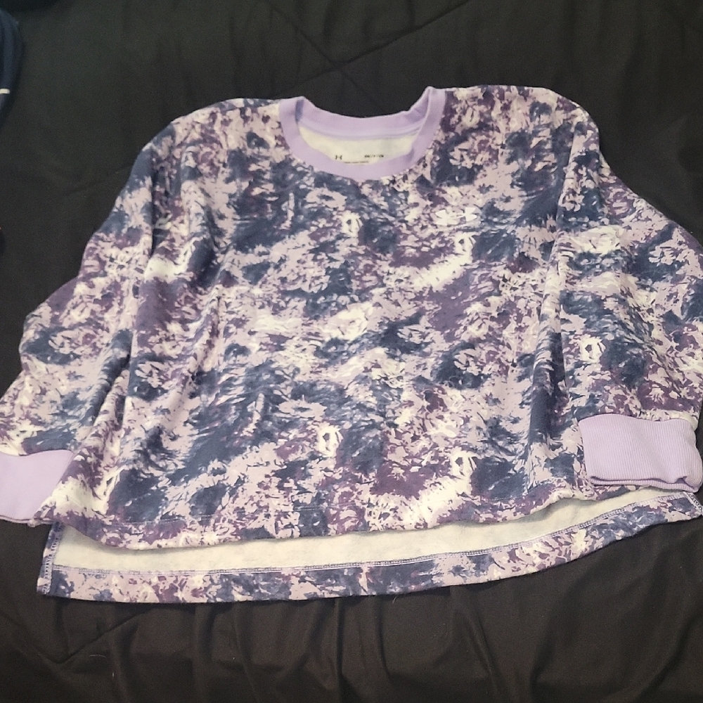 Under Armour Lavender and White Sweatshirt